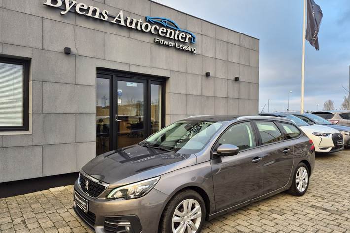 Grå Peugeot 308 fra 2020 set udefra