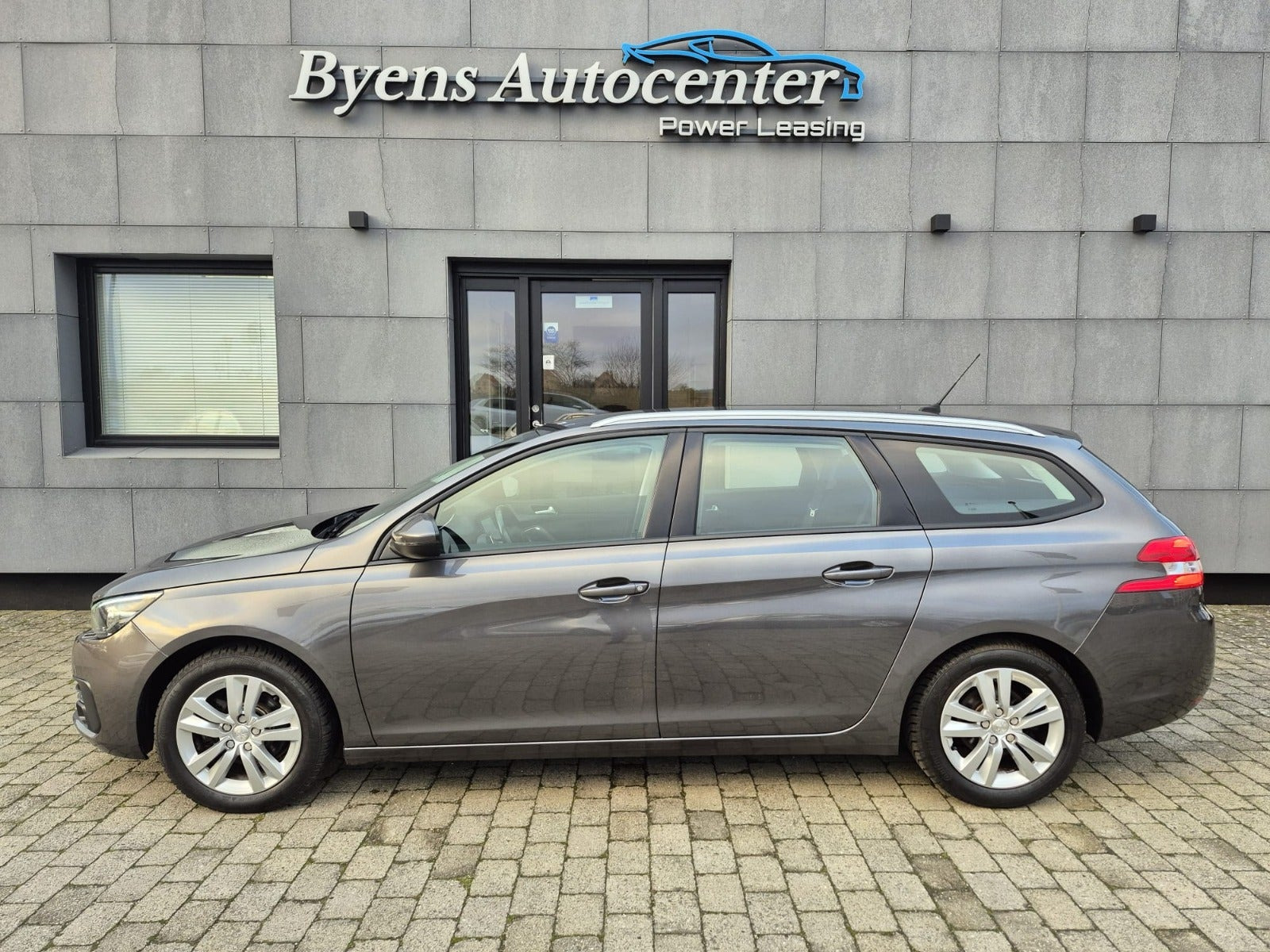 Grå Peugeot 308 fra 2020