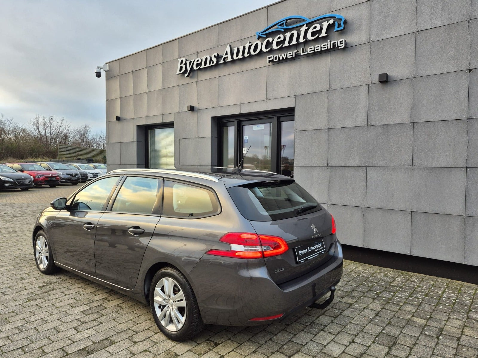 Grå Peugeot 308 fra 2020