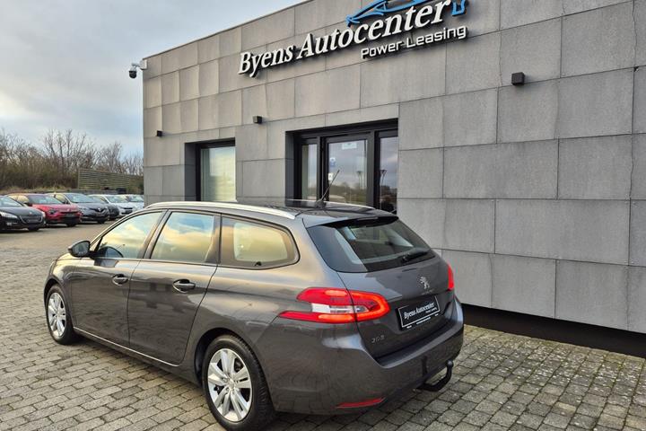 Grå Peugeot 308 fra 2020