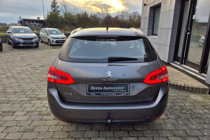 Grå Peugeot 308 fra 2020