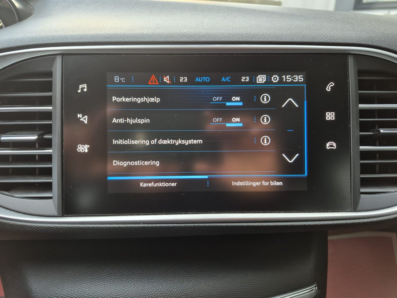 Grå Peugeot 308 fra 2020