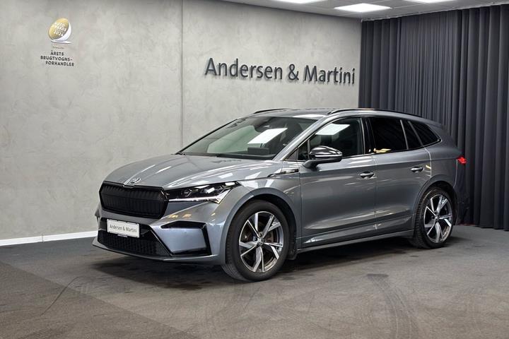 Grå Skoda Enyaq fra 2023 set udefra