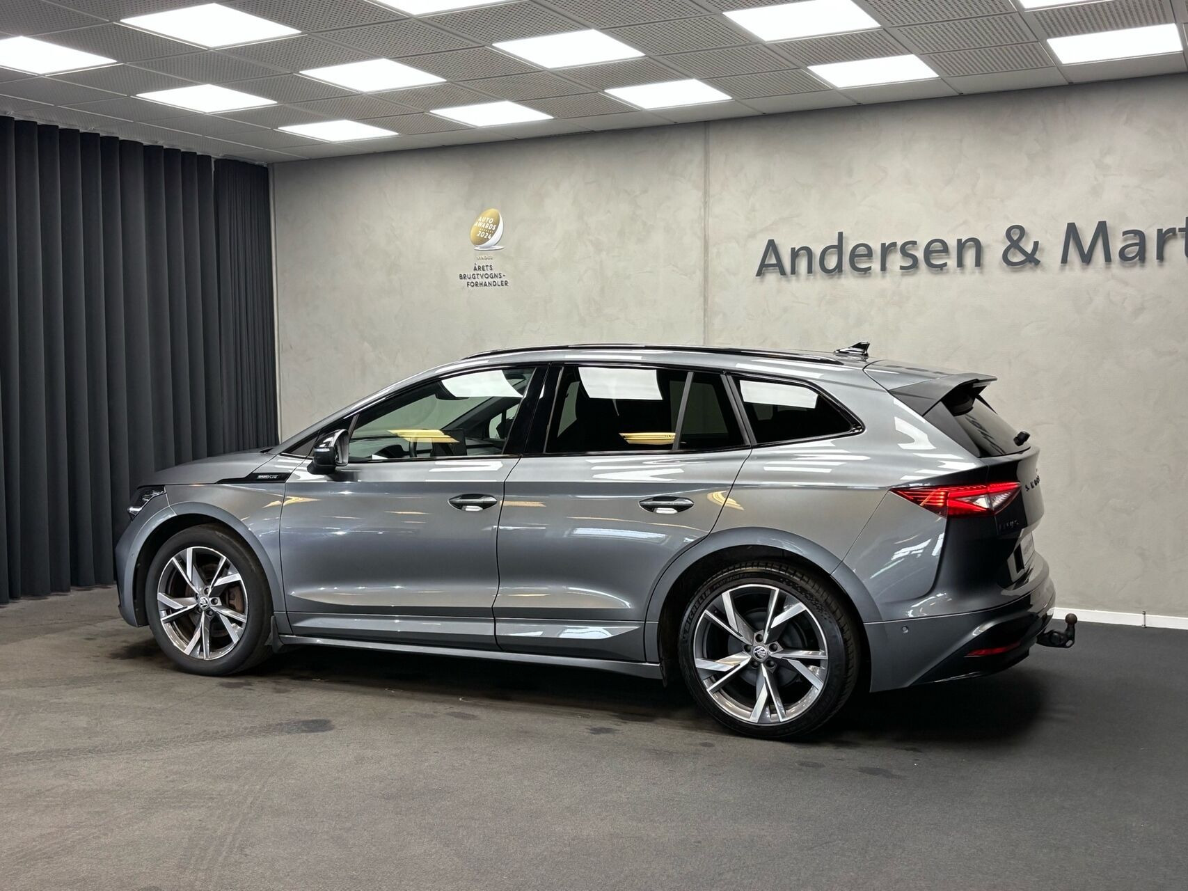 Grå Skoda Enyaq fra 2023