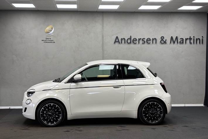 Hvid Fiat 500e fra 2023