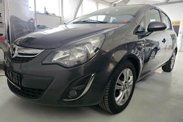 Grå Opel Corsa fra 2014