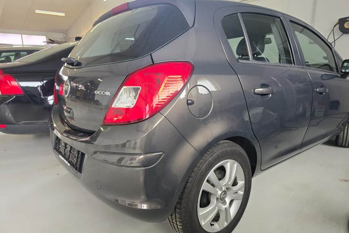Grå Opel Corsa fra 2014