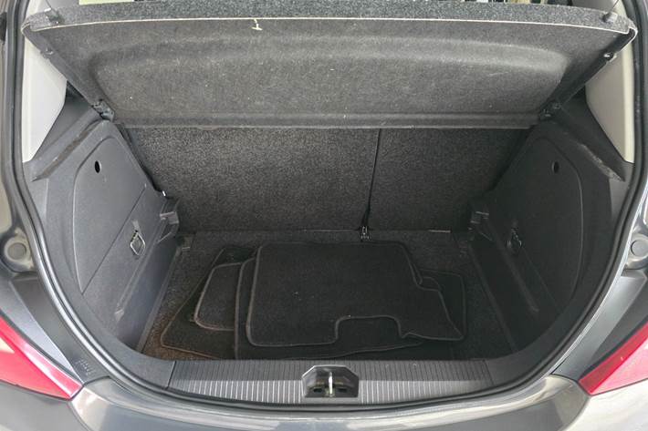 Grå Opel Corsa fra 2014
