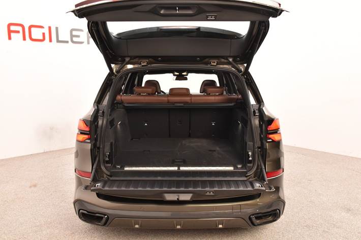 Grøn BMW X5 fra 2023