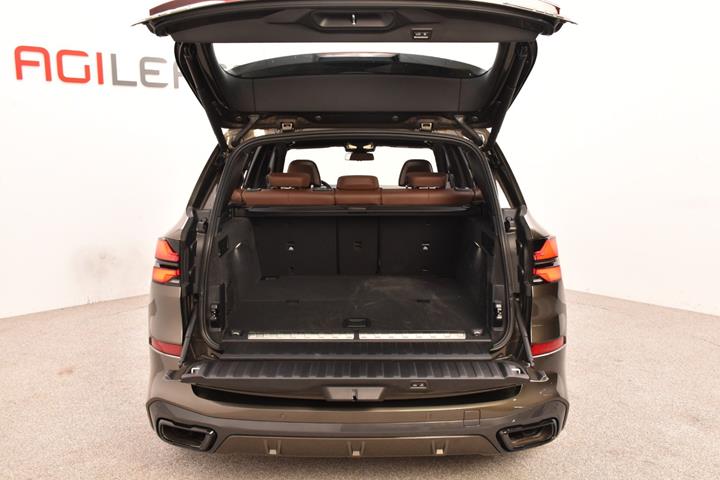Grøn BMW X5 fra 2023