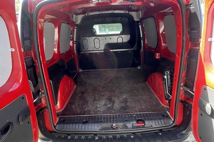 Rød Renault Kangoo fra 2021