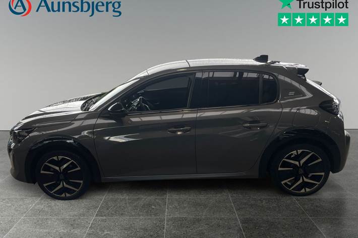Grå Peugeot e-208 fra 2025