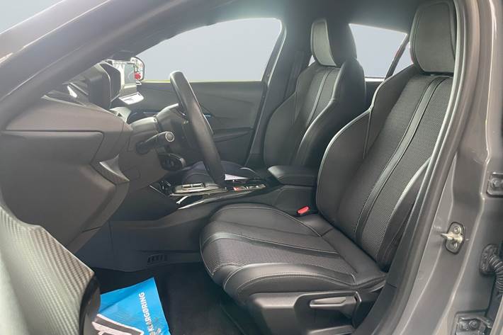 Grå Peugeot e-208 fra 2025