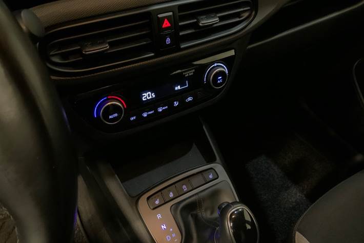 Sølv Hyundai i10 fra 2020