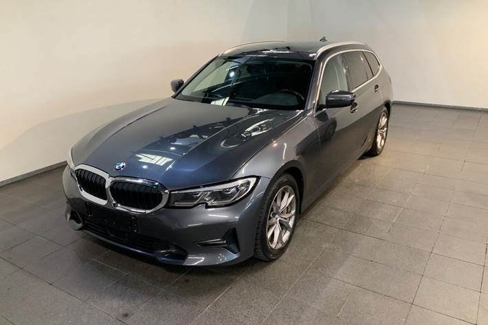 Grå BMW 330d fra 2020