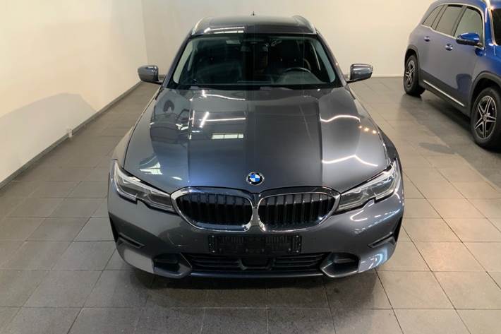 Grå BMW 330d fra 2020