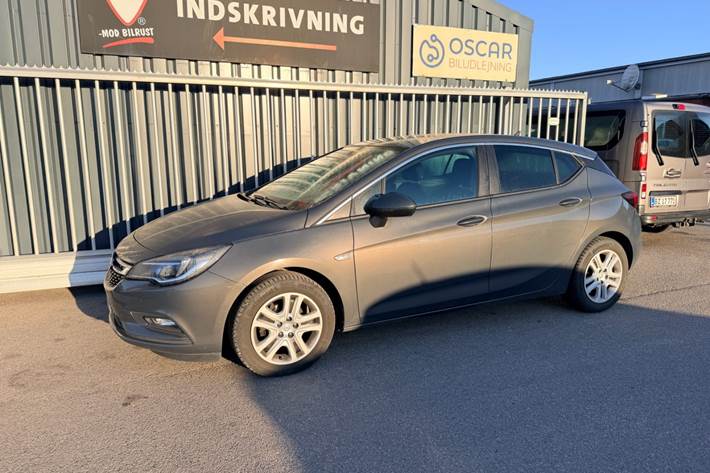 Blå Opel Astra fra 2016