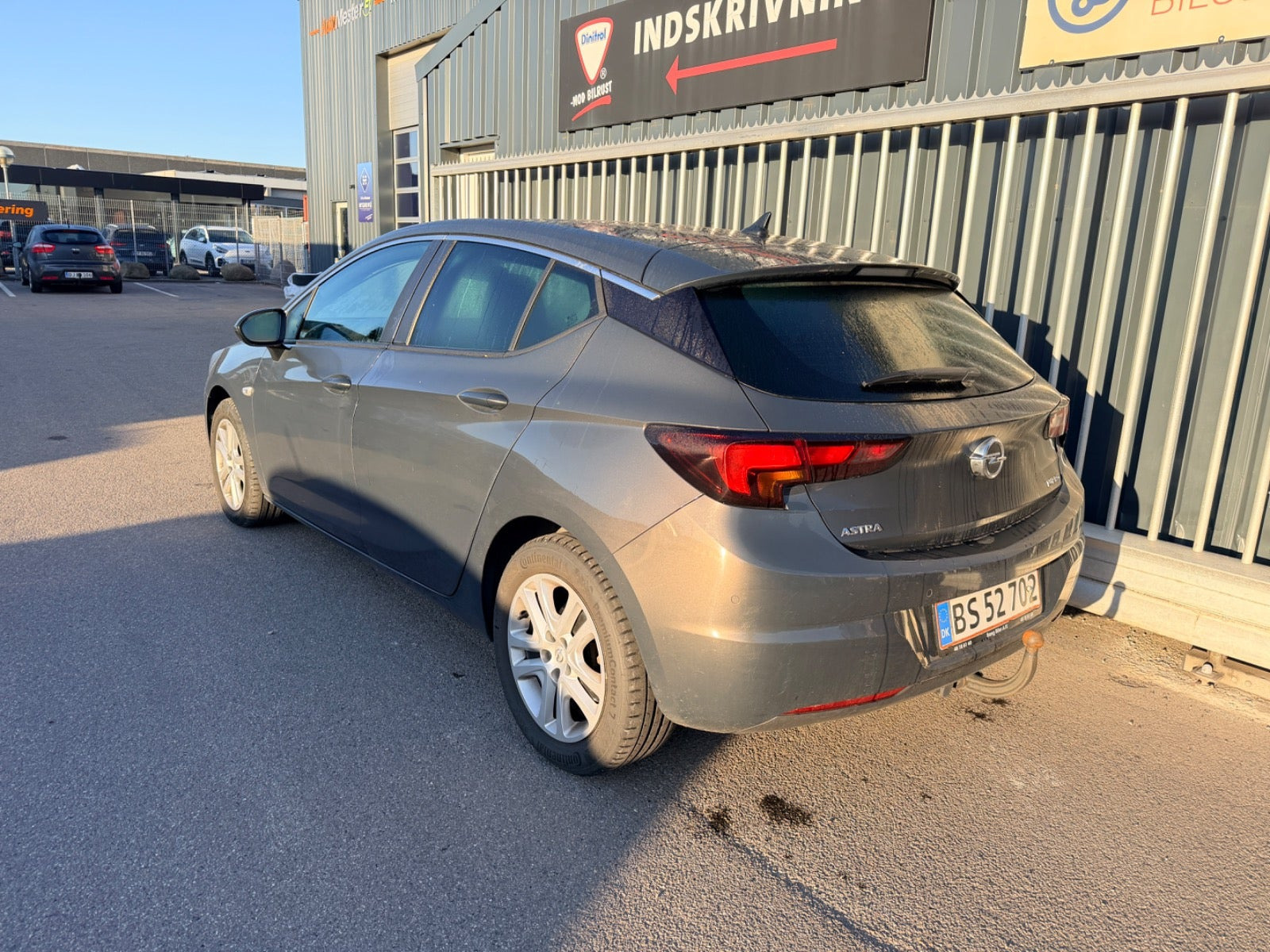 Blå Opel Astra fra 2016