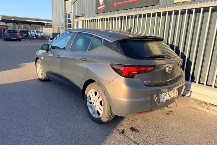 Blå Opel Astra fra 2016