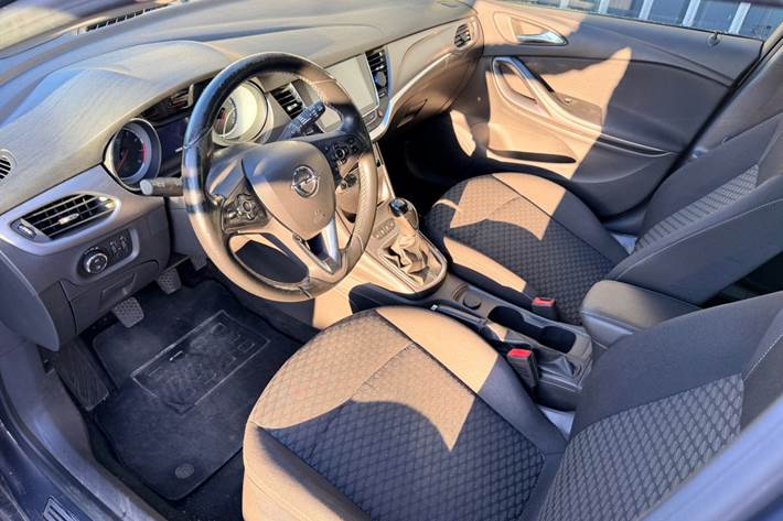 Blå Opel Astra fra 2016