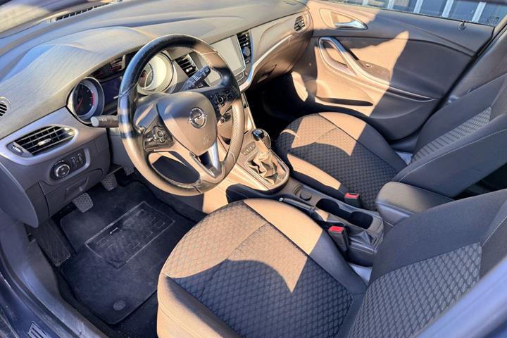 Blå Opel Astra fra 2016