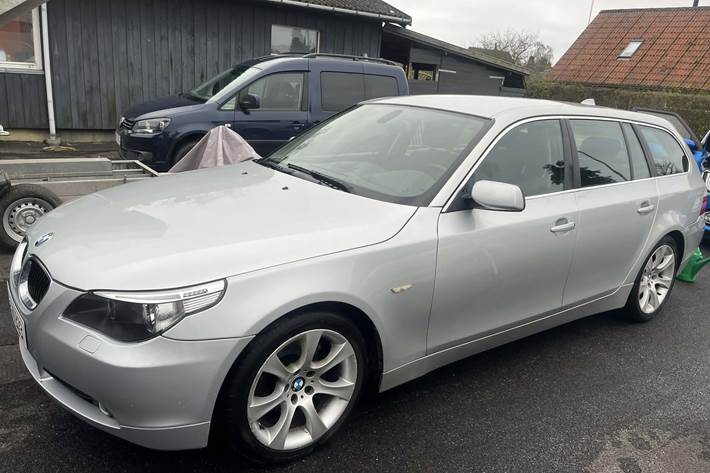 Sølv BMW 525i fra 2008