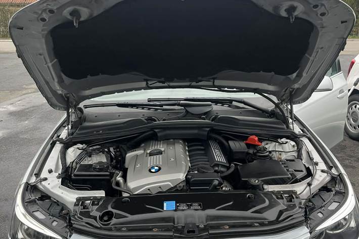 Sølv BMW 525i fra 2008