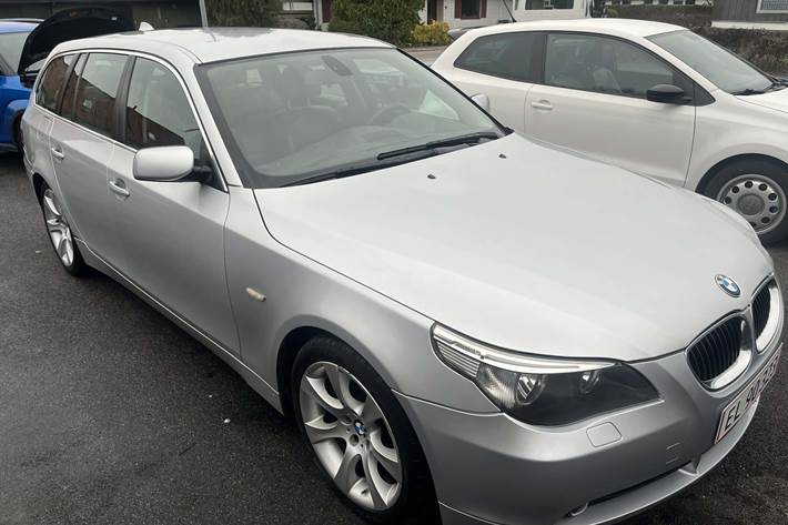 Sølv BMW 525i fra 2008