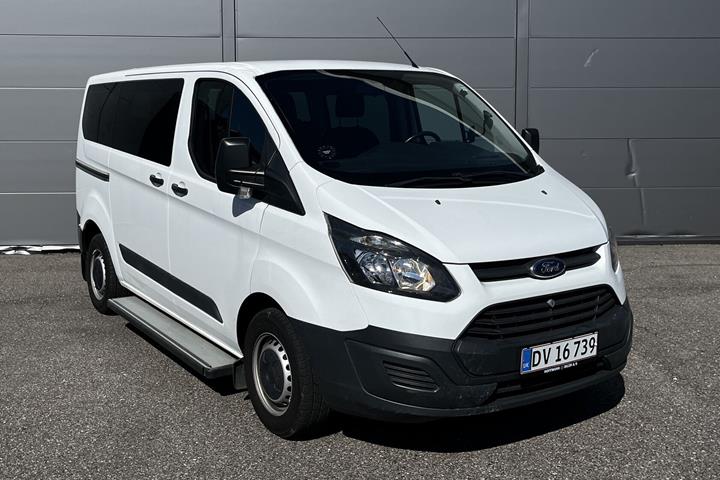 Hvid Ford Transit Custom fra 2014 set udefra