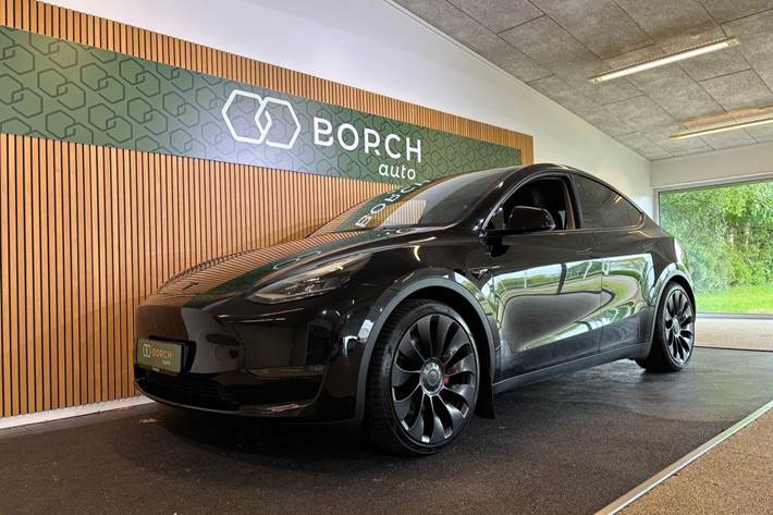 Sort Tesla Model Y fra 2022