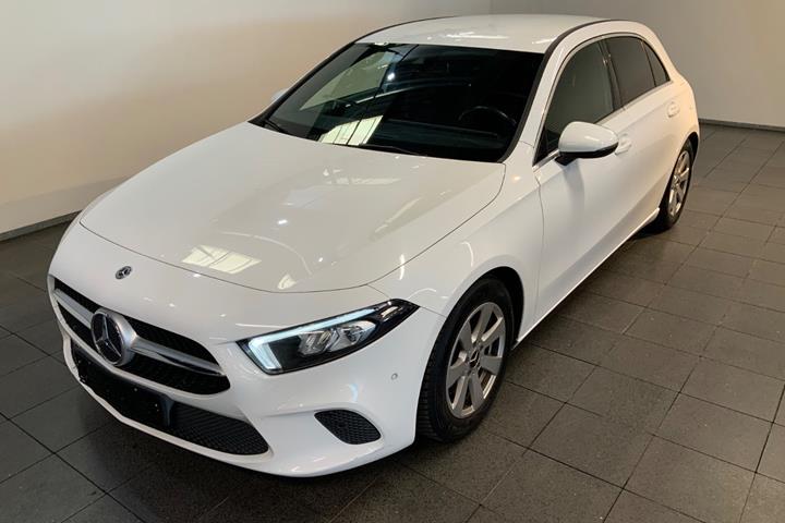 Hvid Mercedes A180 d fra 2019 set udefra