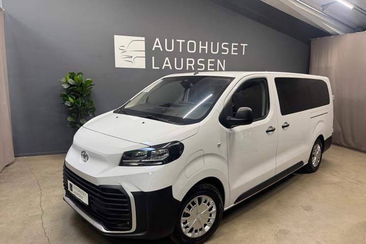 Hvid Toyota Proace Verso fra 2025 set udefra