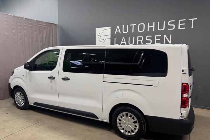 Hvid Toyota Proace Verso fra 2025