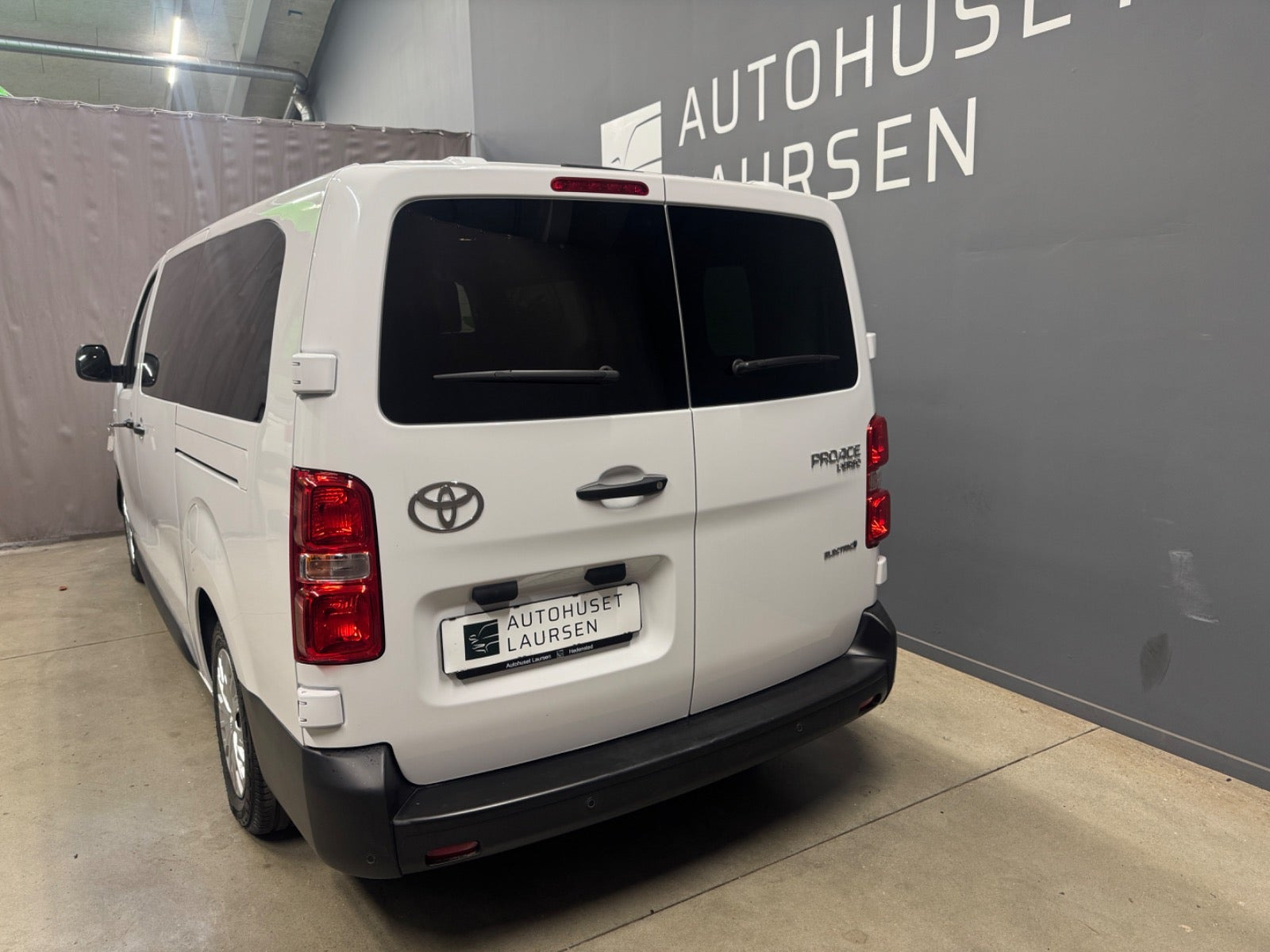 Hvid Toyota Proace Verso fra 2025