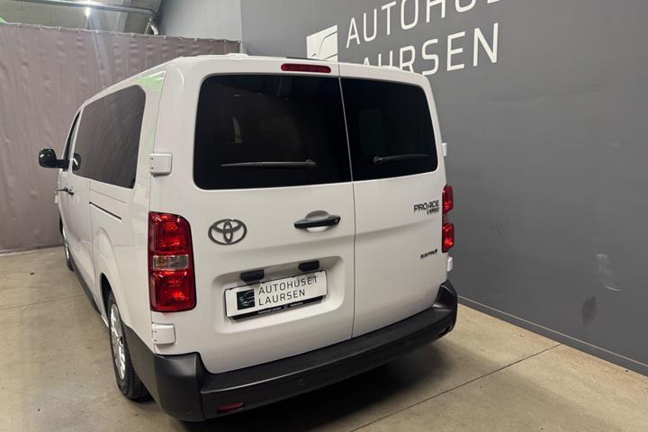 Hvid Toyota Proace Verso fra 2025