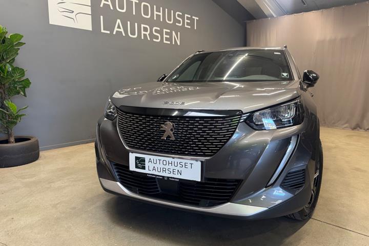 Grå Peugeot 2008 fra 2023