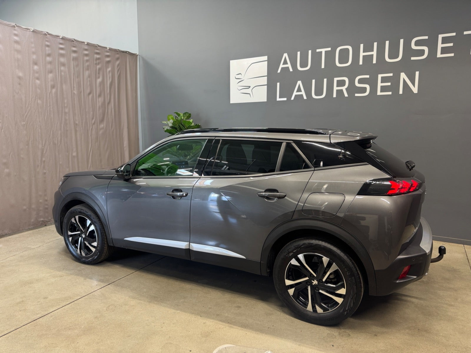 Grå Peugeot 2008 fra 2023