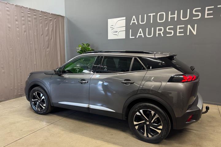Grå Peugeot 2008 fra 2023
