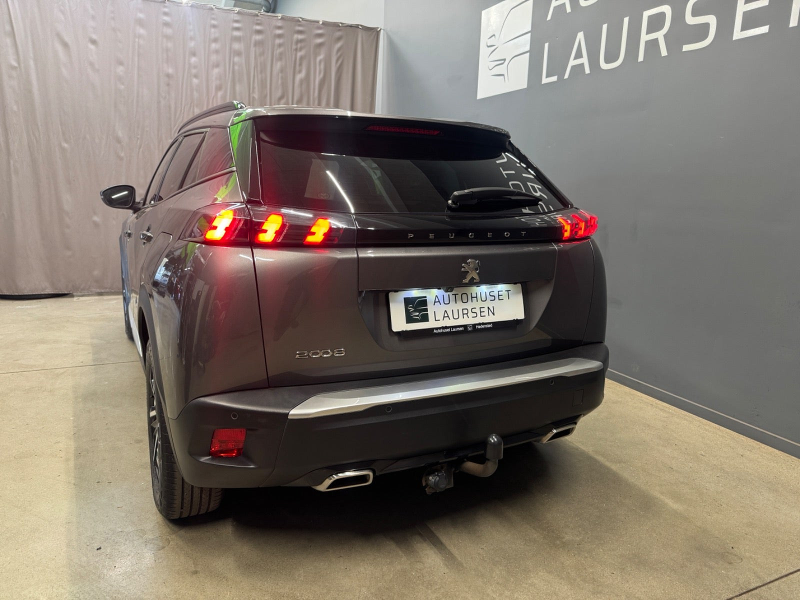 Grå Peugeot 2008 fra 2023
