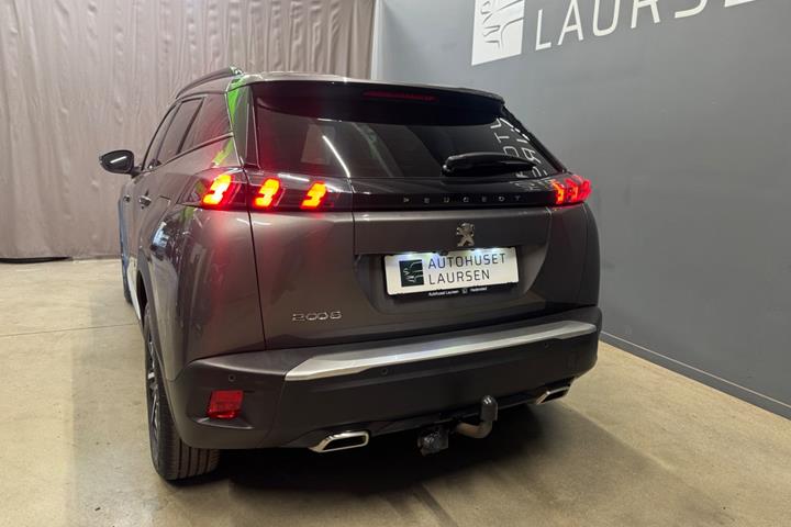 Grå Peugeot 2008 fra 2023