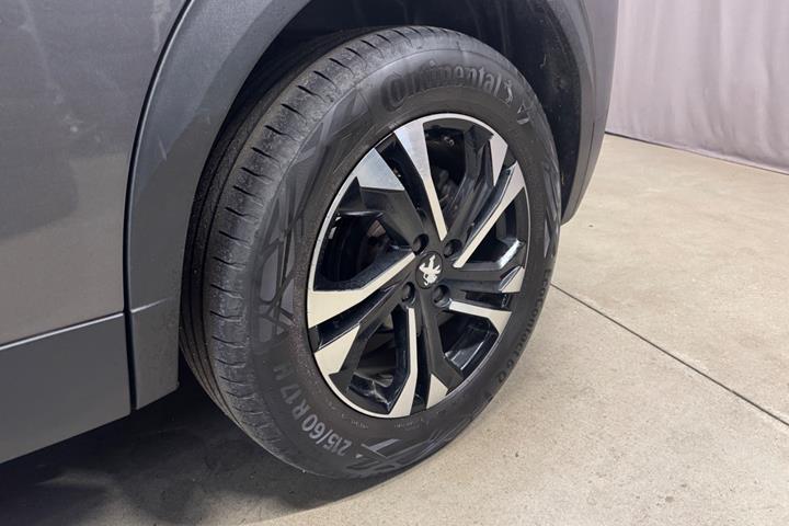 Grå Peugeot 2008 fra 2023