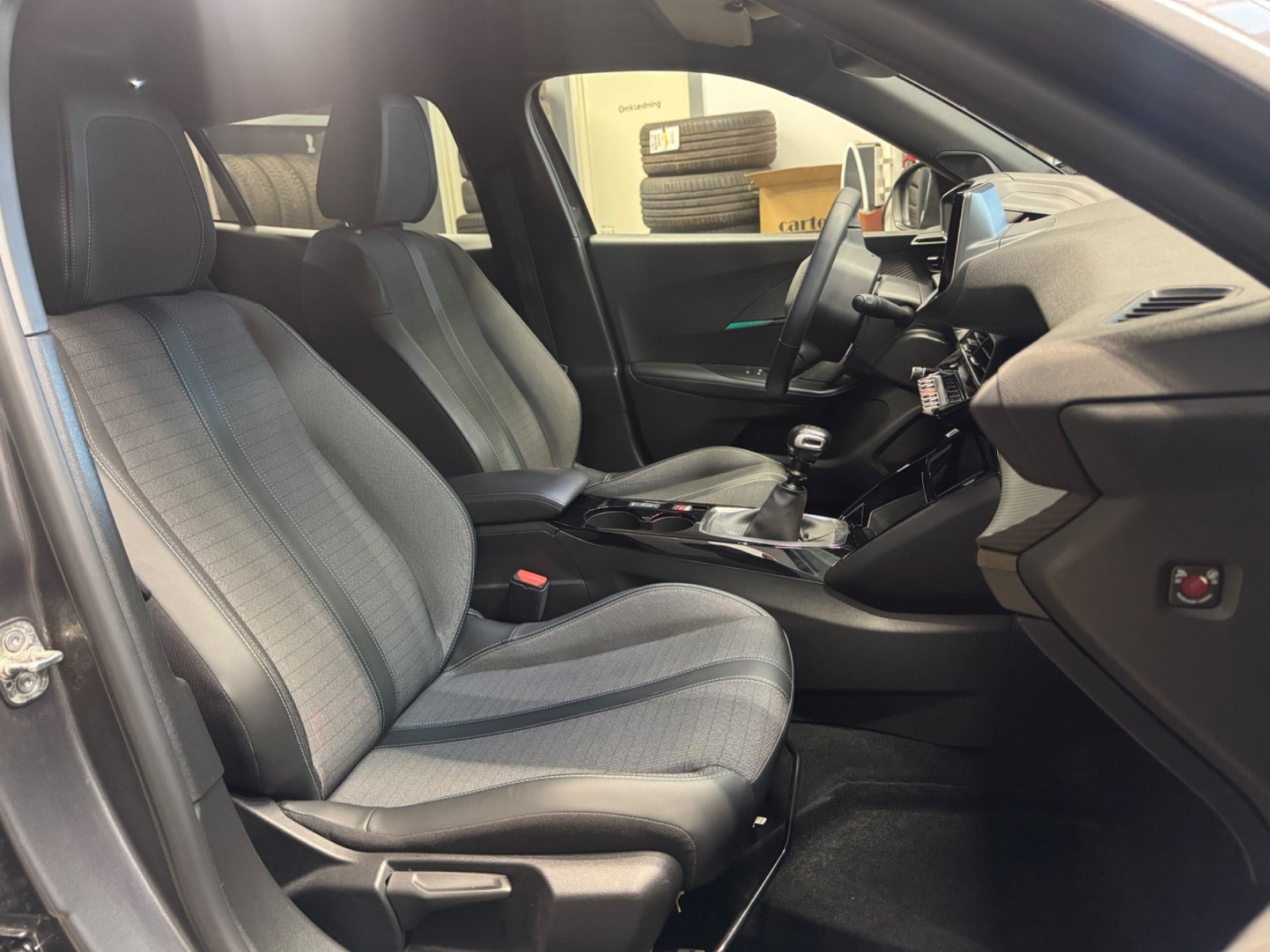 Grå Peugeot 2008 fra 2023
