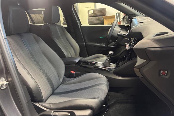Grå Peugeot 2008 fra 2023