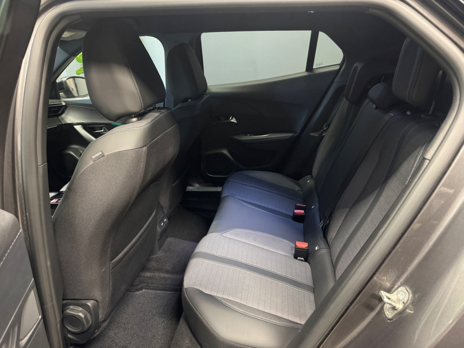 Grå Peugeot 2008 fra 2023