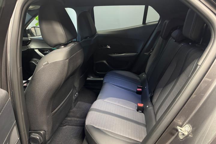 Grå Peugeot 2008 fra 2023
