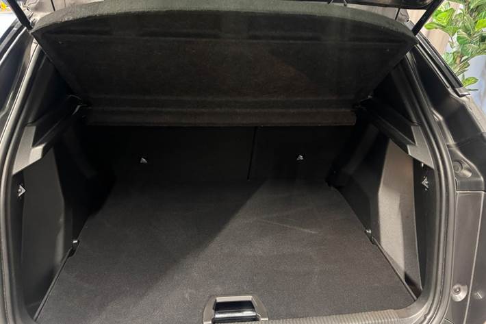Grå Peugeot 2008 fra 2023