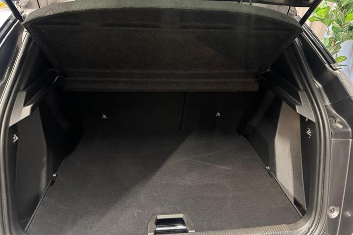 Grå Peugeot 2008 fra 2023
