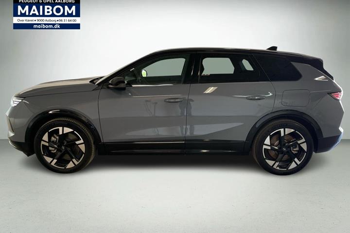 Grå Opel Grandland-e fra 2024