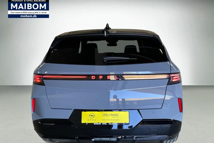 Grå Opel Grandland-e fra 2024 set udefra