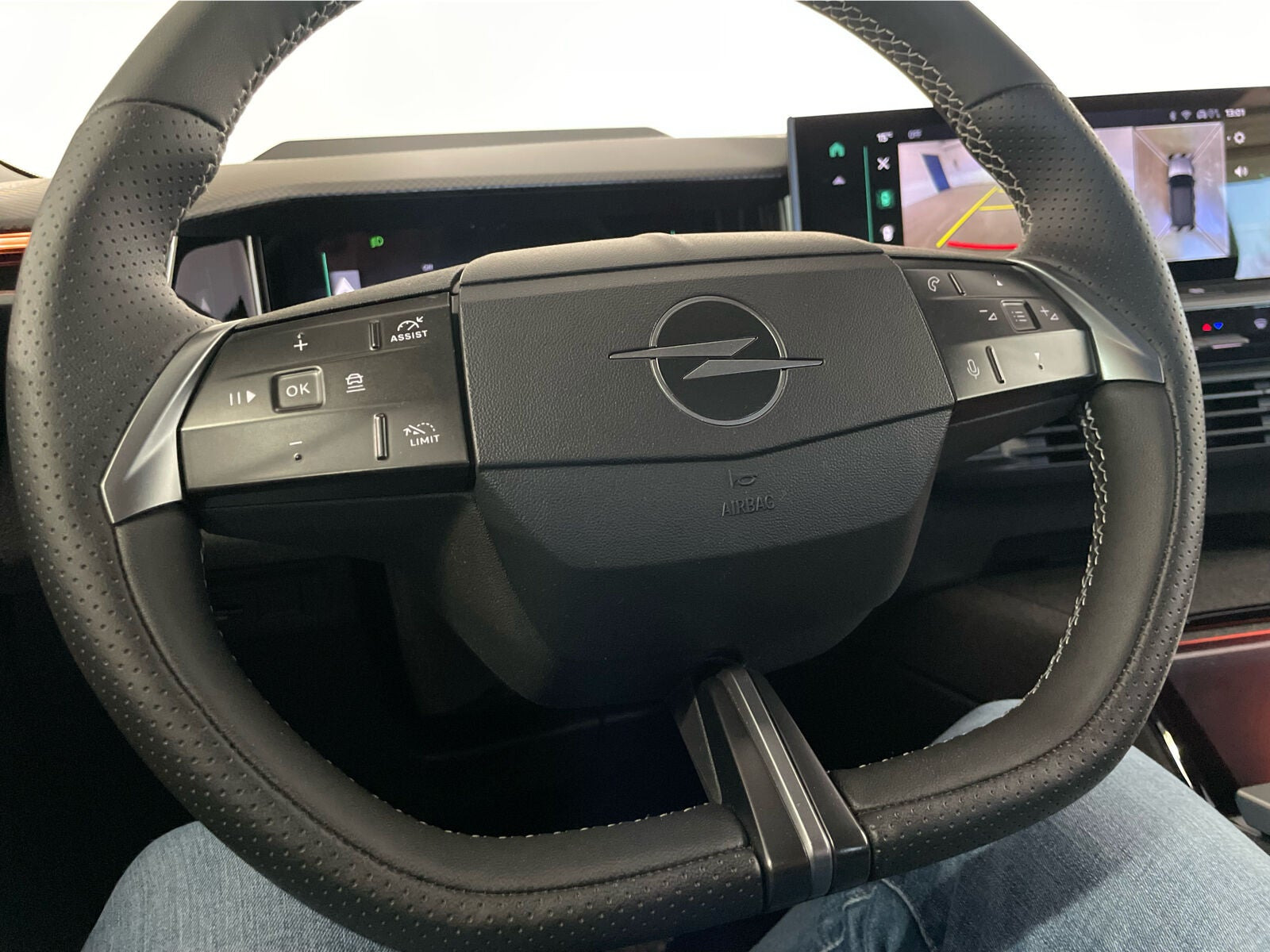 Grå Opel Grandland-e fra 2024